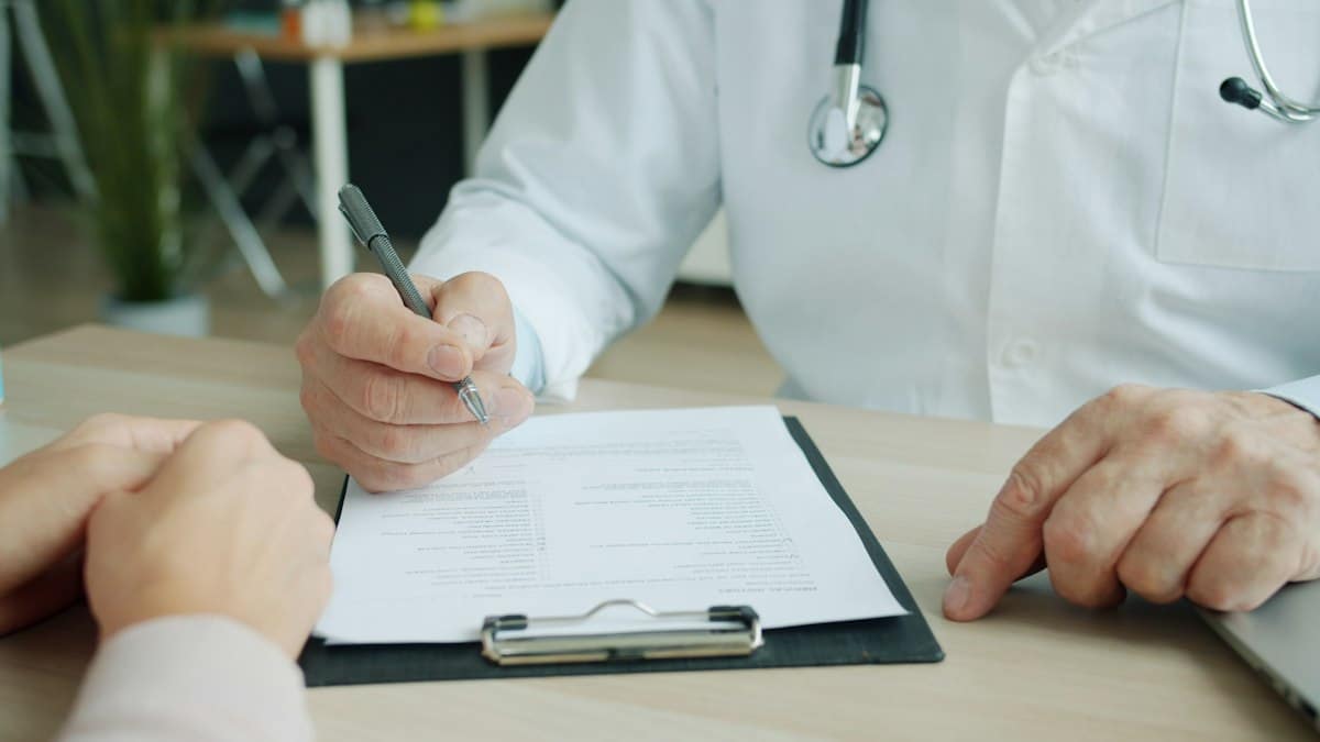 Consultation entre une professionnelle de santé et une patiente.