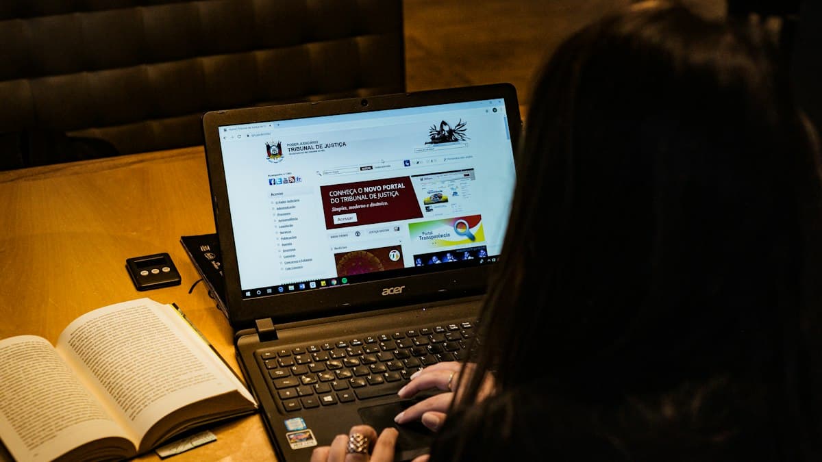 Professionnel travaillant sur un ordinateur portable dans un bureau.