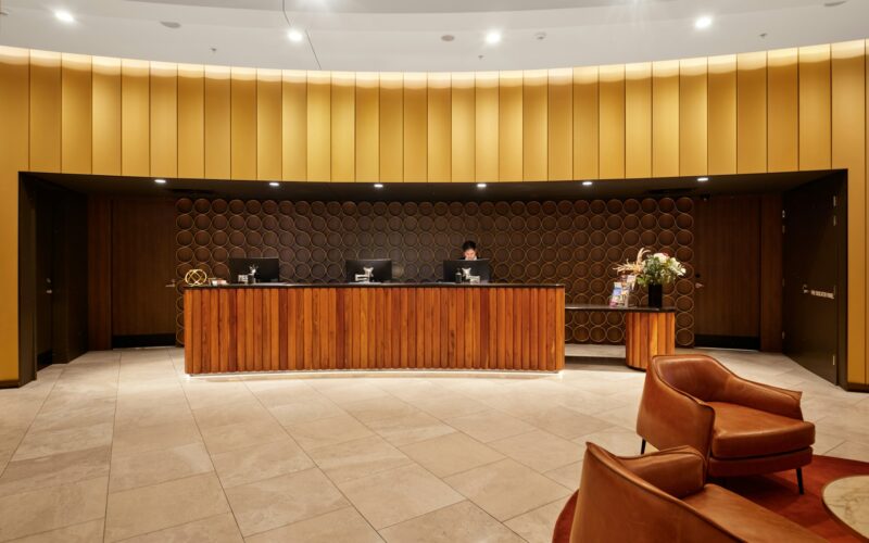 Réception d’hôtel moderne illustrant les besoins en informatique, réseau et Wi-Fi professionnel