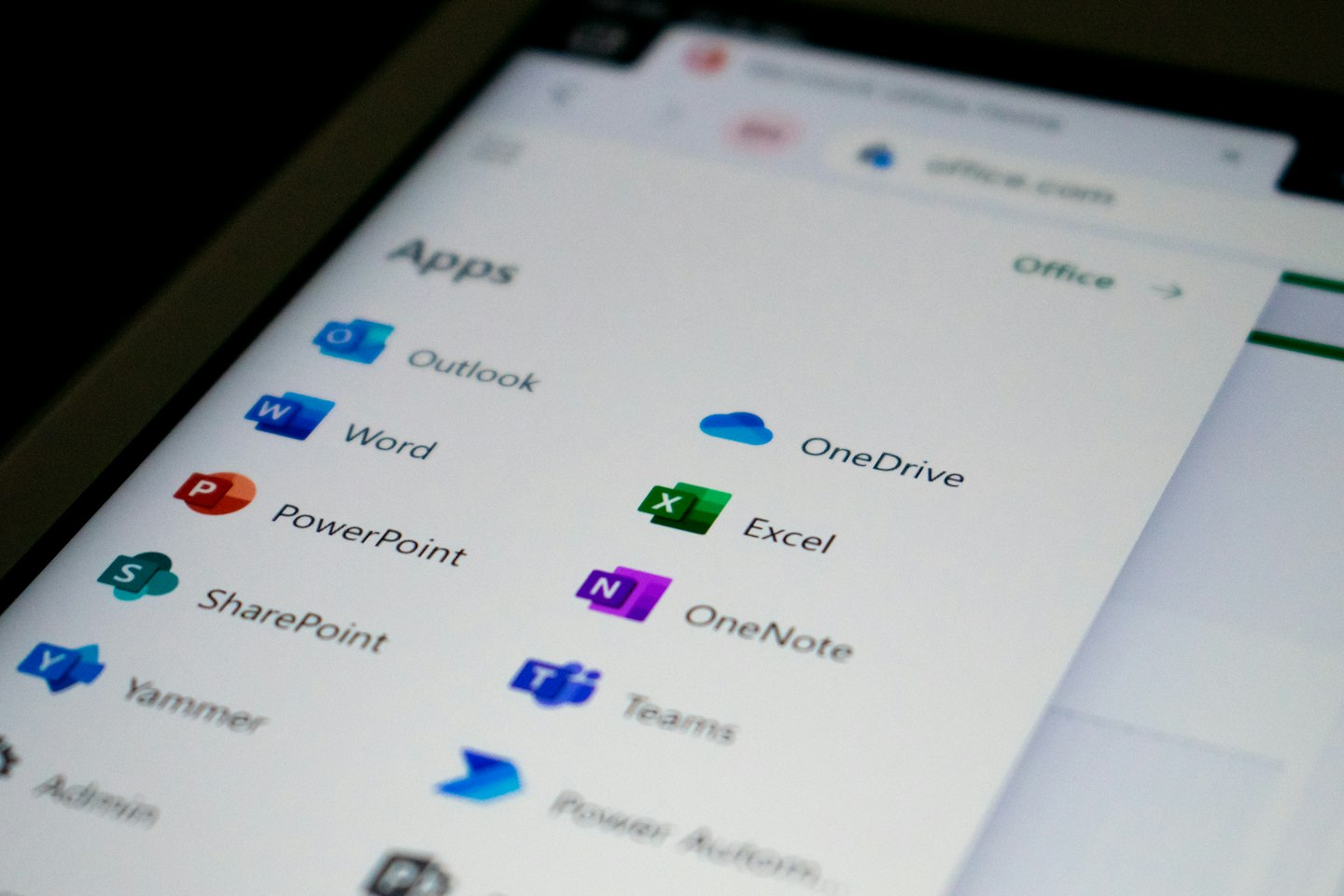 Écran présentant plusieurs applications Microsoft 365, dont OneDrive, Word, Excel et SharePoint.