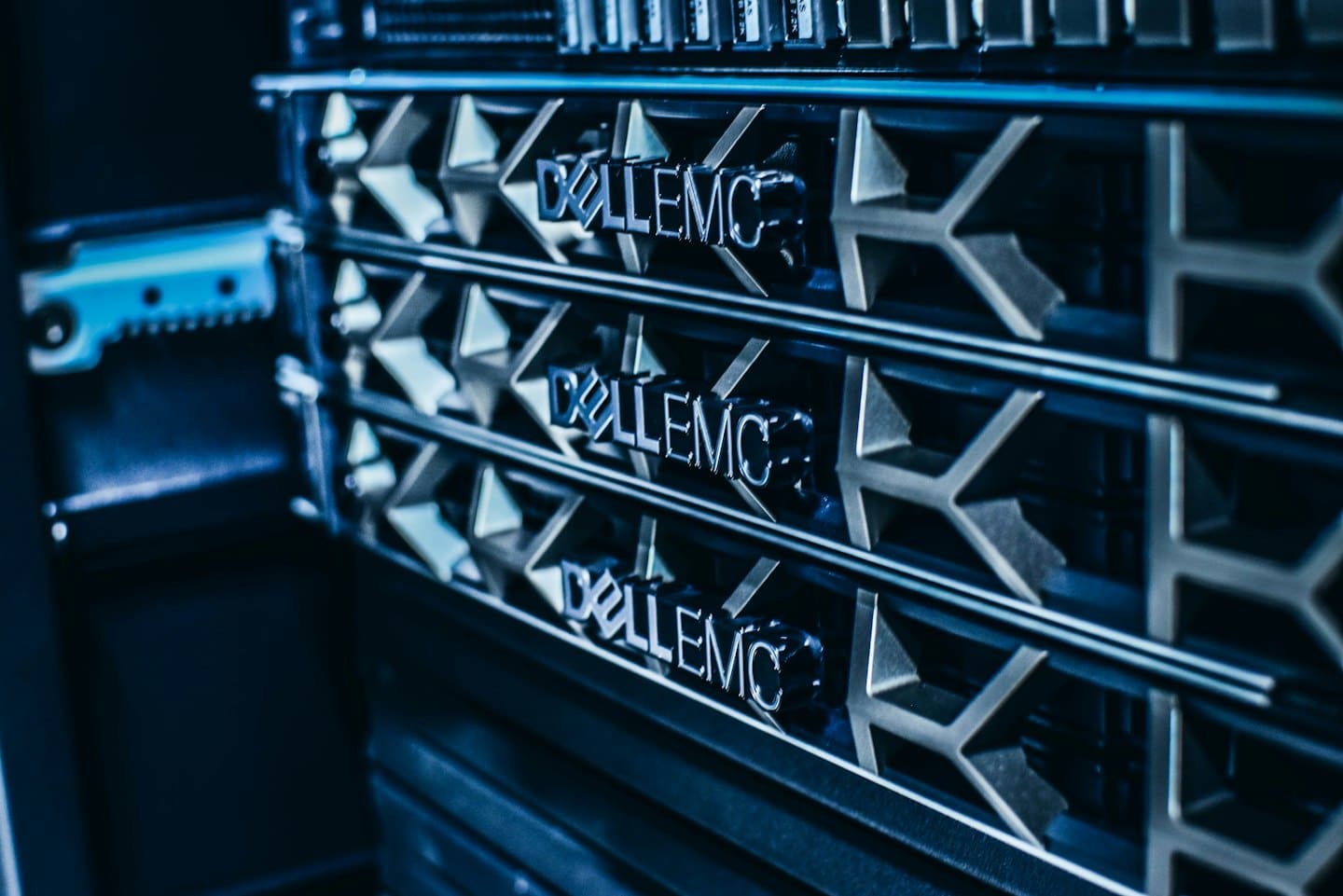 Serveurs de stockage installés dans une baie informatique.