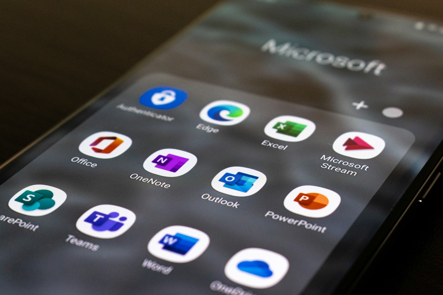 Écran de téléphone présentant des applications Microsoft, dont OneDrive, Teams et SharePoint.